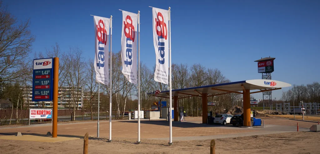 LED pricesign van Tango met actuele brandstofprijzen